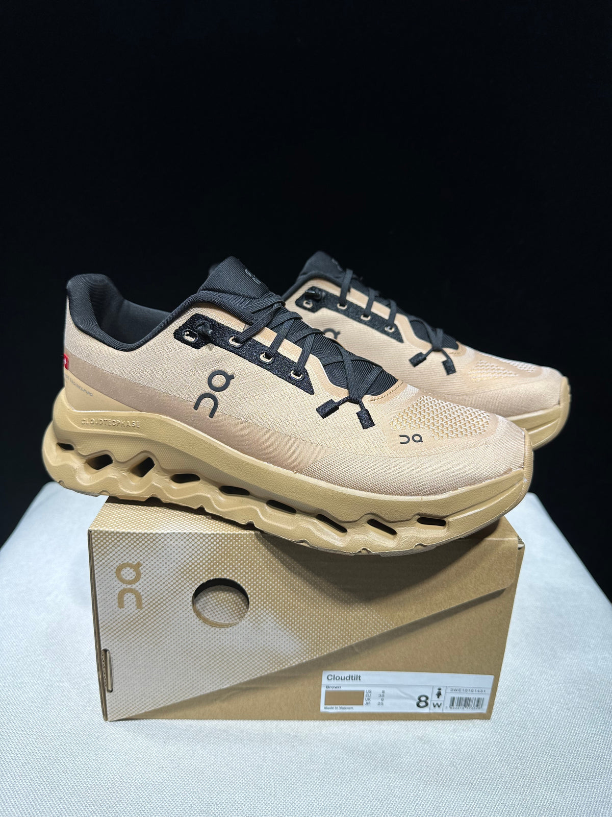 Sneakers in khaki and black.